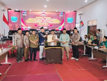 PENETAPAN: Suasana sidang pleno terbuka rekapitulasi hasil penghitungan suara Pilkada Kabupaten Probolinggo. (foto: Ali Ya'lu).