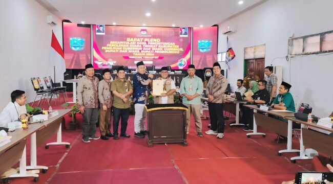 PENETAPAN: Suasana sidang pleno terbuka rekapitulasi hasil penghitungan suara Pilkada Kabupaten Probolinggo. (foto: Ali Ya'lu).