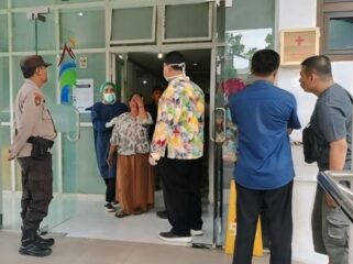 Dua pemuda asal Kecamatan Pasirian terlibat duel carok dengan memakai senjata tajam.