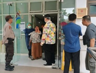 Dua pemuda asal Kecamatan Pasirian terlibat duel carok dengan memakai senjata tajam.