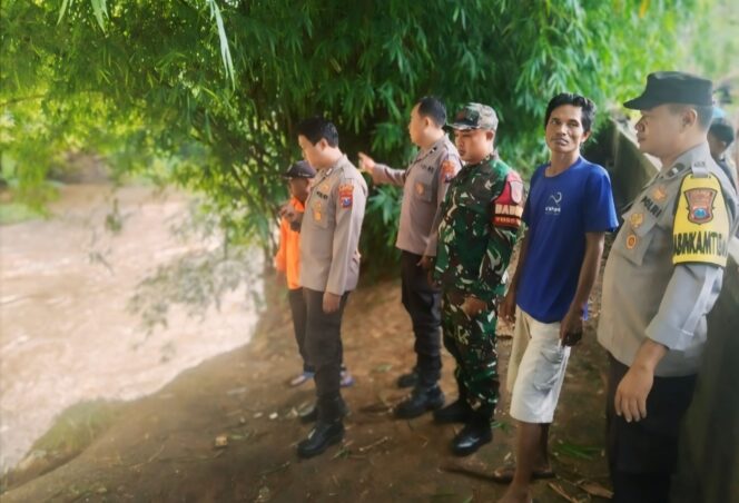 
					Lokasi korban yang terpeleset di Sungai Bondoyudo, Yosowilangun.