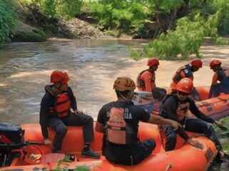 Proses pencarian korban yang hanyut di Sungai Bondoyudo.