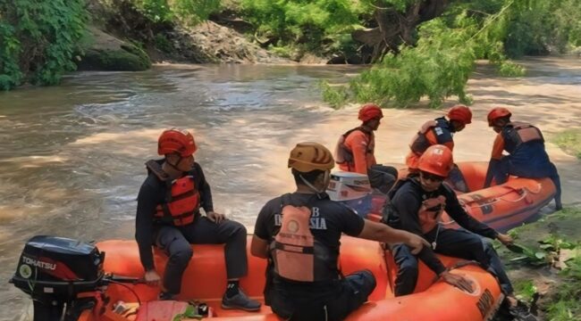 Proses pencarian korban yang hanyut di Sungai Bondoyudo.