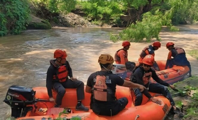 
					Proses pencarian korban yang hanyut di Sungai Bondoyudo.