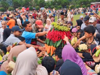 Empat gunungan hasil bumi para petani ikut meriahkan Hari Jadi Lumajang.
