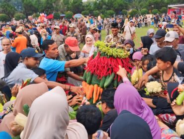 Empat gunungan hasil bumi para petani ikut meriahkan Hari Jadi Lumajang.
