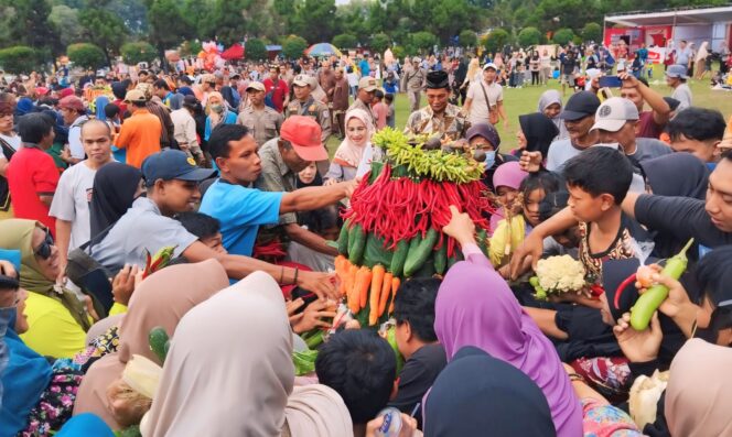 
					Empat gunungan hasil bumi para petani ikut meriahkan Hari Jadi Lumajang.
