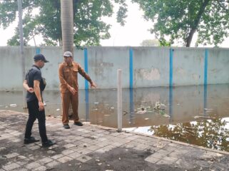 CEK: Kepala DPKPP Kab. Probolinggo, Roby Siswanto, saat mengecek Gelora Merdeka Kraksaan yang kebanjiran. (foto: Ali Ya'lu).