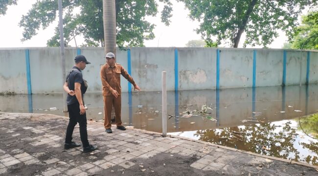 CEK: Kepala DPKPP Kab. Probolinggo, Roby Siswanto, saat mengecek Gelora Merdeka Kraksaan yang kebanjiran. (foto: Ali Ya'lu).