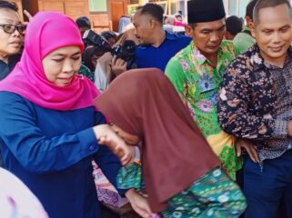 Khofifah saat mengunjungi korban banjir di Kabupaten Pasuruan.