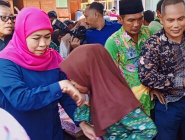 Khofifah saat mengunjungi korban banjir di Kabupaten Pasuruan.