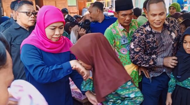 Khofifah saat mengunjungi korban banjir di Kabupaten Pasuruan.