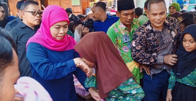 
					Khofifah saat mengunjungi korban banjir di Kabupaten Pasuruan.