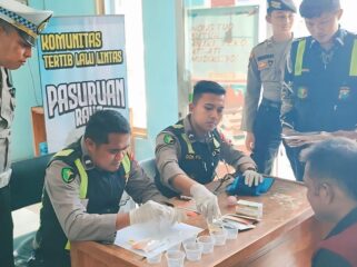 Polres Pasuruan Kota menggelar tes urine untuk sopir angkutan umum.