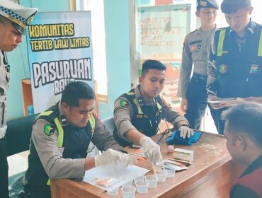 Polres Pasuruan Kota menggelar tes urine untuk sopir angkutan umum.