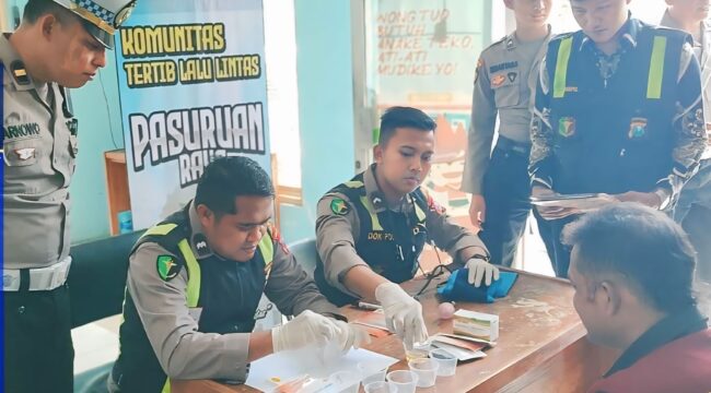 Polres Pasuruan Kota menggelar tes urine untuk sopir angkutan umum.