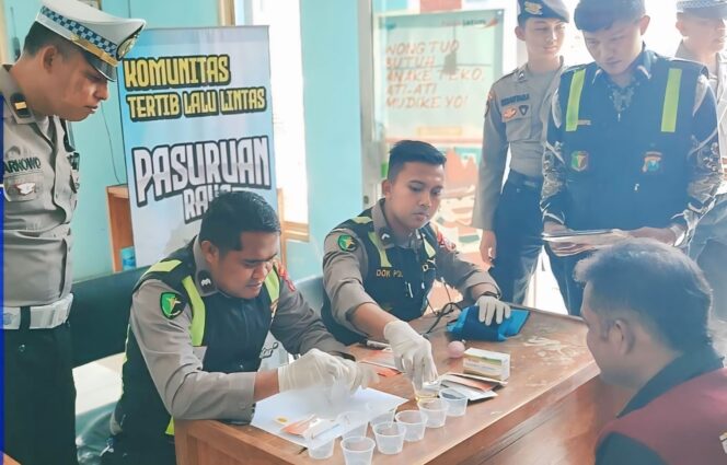 
					Polres Pasuruan Kota menggelar tes urine untuk sopir angkutan umum.