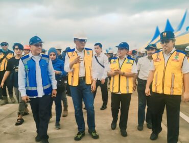 TINJAU: Menteri Pekerjaan Umum, Dody Hanggodo (berhelm safety putih) saat meninju Tol Probowangi ruas Gending - Kraksaan. (foto: Ali Ya'lu).
