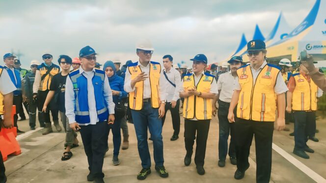 
					TINJAU: Menteri Pekerjaan Umum, Dody Hanggodo (berhelm safety putih) saat meninju Tol Probowangi ruas Gending - Kraksaan. (foto: Ali Ya'lu).
