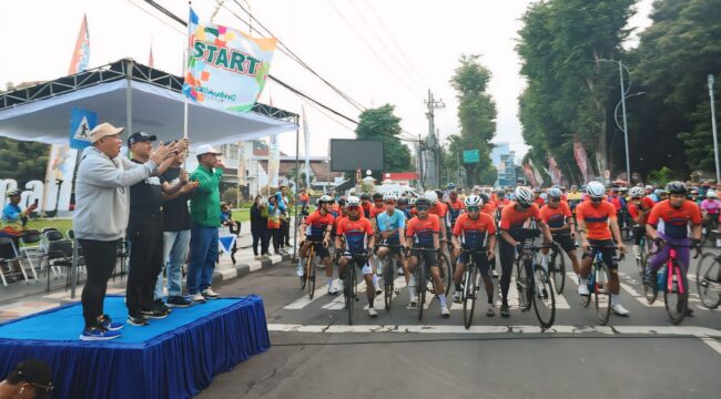 Sebanyak 300 peserta lomba yang berasal dari dalam maupun luar daerah ikut meramaikan acara Balap Sepeda Tour Semeru III.