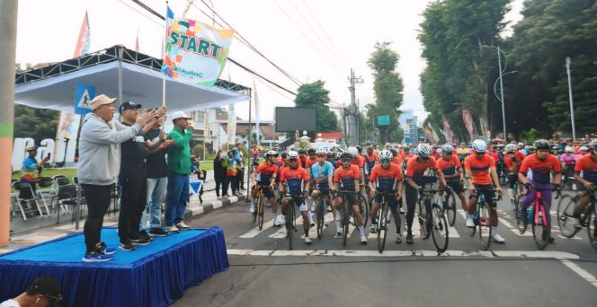 
					Sebanyak 300 peserta lomba yang berasal dari dalam maupun luar daerah ikut meramaikan acara Balap Sepeda Tour Semeru III.