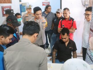 TES URINE: Sopir dan kru bus saat menjalani tes urine yang digelar Polres Probolinggo. (foto: Bag. Humas Polres Probolinggo).