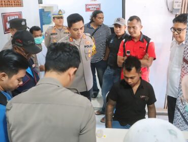 TES URINE: Sopir dan kru bus saat menjalani tes urine yang digelar Polres Probolinggo. (foto: Bag. Humas Polres Probolinggo).