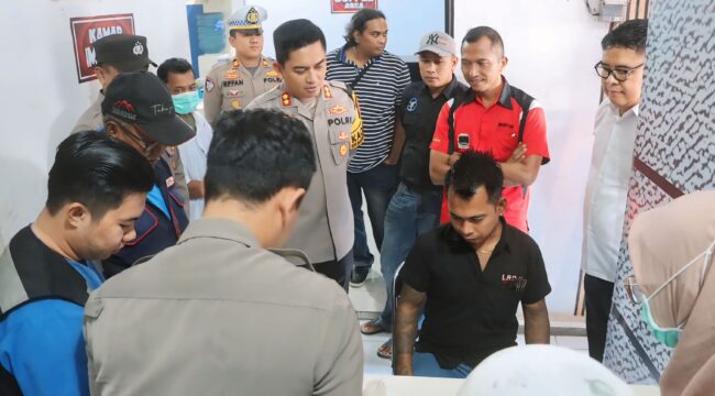 TES URINE: Sopir dan kru bus saat menjalani tes urine yang digelar Polres Probolinggo. (foto: Bag. Humas Polres Probolinggo).