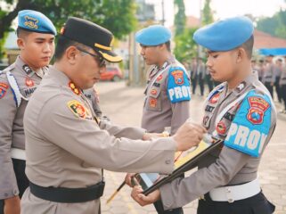 PTDH: Kapolres Probolinggo Kota, AKBP Oki Ahadian Purwono mencoret foto Bripka DW setelah ia dinyatakan di-PTDH. (Foto: Istimewa)