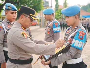 PTDH: Kapolres Probolinggo Kota, AKBP Oki Ahadian Purwono mencoret foto Bripka DW setelah ia dinyatakan di-PTDH. (Foto: Istimewa)