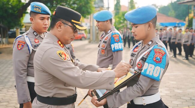 PTDH: Kapolres Probolinggo Kota, AKBP Oki Ahadian Purwono mencoret foto Bripka DW setelah ia dinyatakan di-PTDH. (Foto: Istimewa)