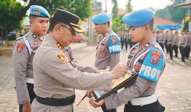 
					PTDH: Kapolres Probolinggo Kota, AKBP Oki Ahadian Purwono mencoret foto Bripka DW setelah ia dinyatakan di-PTDH. (Foto: Istimewa)