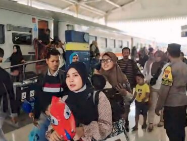 RAMAI: Antrean panjang para penumpang di Stasiun Kota Pasuruan saat libur Natal dan Tahun Baru. (foto: Moh. Rois).