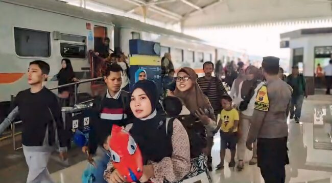 RAMAI: Antrean panjang para penumpang di Stasiun Kota Pasuruan saat libur Natal dan Tahun Baru. (foto: Moh. Rois).