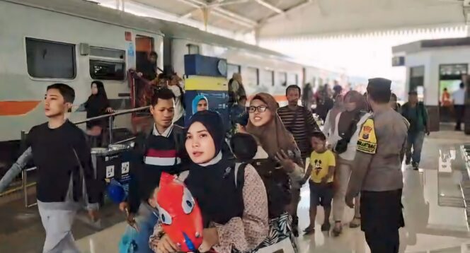 
					RAMAI: Antrean panjang para penumpang di Stasiun Kota Pasuruan saat libur Natal dan Tahun Baru. (foto: Moh. Rois).