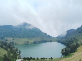 Ranu Kumbolo, batas akhir dari pendakian Gunung Semeru.