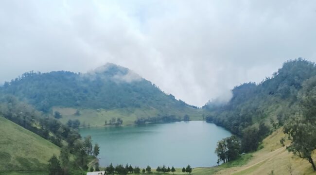 Ranu Kumbolo, batas akhir dari pendakian Gunung Semeru.