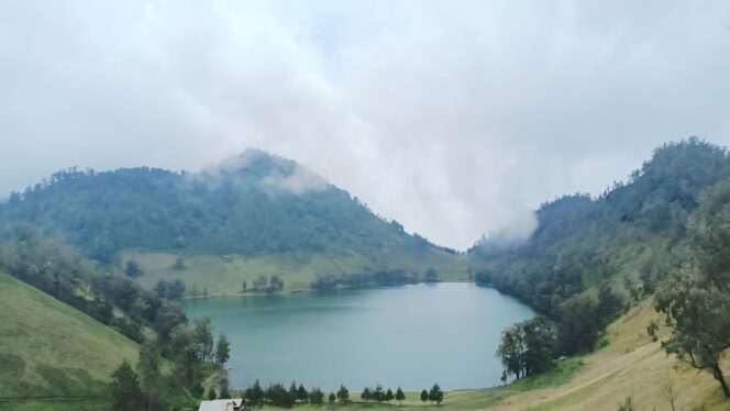 
					Ranu Kumbolo, batas akhir dari pendakian Gunung Semeru.