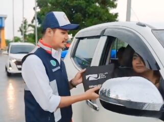 ANTISIPASI: Petugas Tol Paspro saat membagikan susu dan kopi ke pengendara di Exit Tol Probolinggo Timur. (foto: Hafiz Rozani).