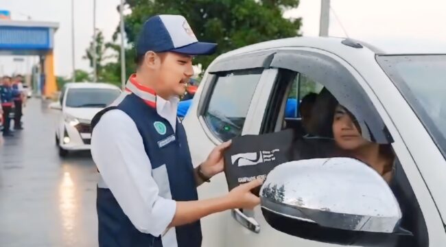 ANTISIPASI: Petugas Tol Paspro saat membagikan susu dan kopi ke pengendara di Exit Tol Probolinggo Timur. (foto: Hafiz Rozani).