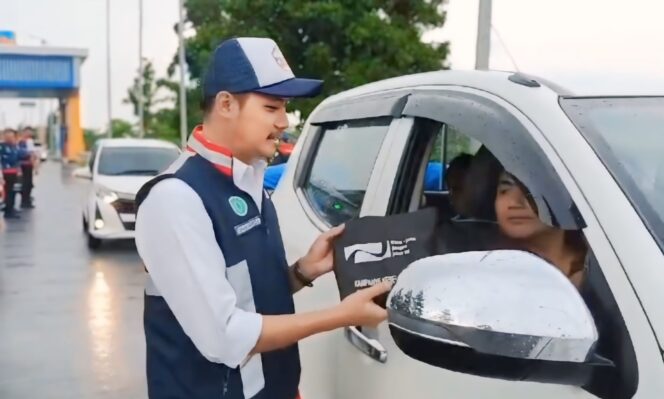 
					ANTISIPASI: Petugas Tol Paspro saat membagikan susu dan kopi ke pengendara di Exit Tol Probolinggo Timur. (foto: Hafiz Rozani).