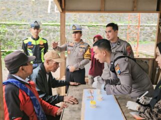 TES URINE: Anggota Polres Probolinggo saat melakukan tes urine kepada sopir jip wisata Bromo. (Foto: istimewa)