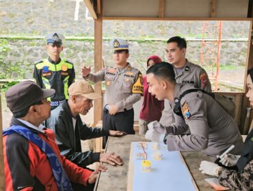 TES URINE: Anggota Polres Probolinggo saat melakukan tes urine kepada sopir jip wisata Bromo. (Foto: istimewa)