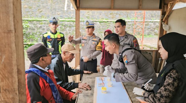 TES URINE: Anggota Polres Probolinggo saat melakukan tes urine kepada sopir jip wisata Bromo. (Foto: istimewa)