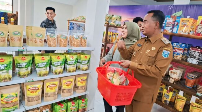 PANTAU: Pj. Bupati Probolinggo, Ugas Irwanto, saat memantau produk UMKM beberapa waktu lalu. (foto: istimewa)
