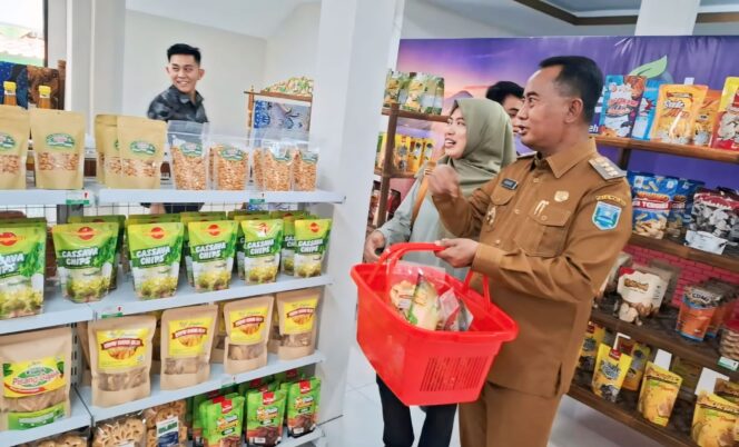 
					PANTAU: Pj. Bupati Probolinggo, Ugas Irwanto, saat memantau produk UMKM beberapa waktu lalu. (foto: istimewa)
