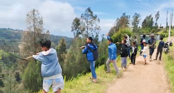 
					Keceriaan anak-anak Desa Baledono, Kabupaten Pasuruan bermain kitiran di lereng Bromo. 
