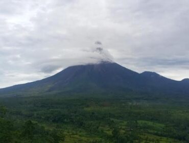 Dari Pos Pantau pengamatan Gunung Semeru.