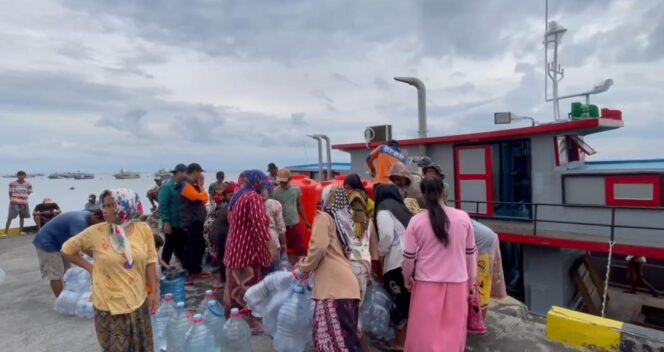 
					DROPING AIR: Petugas BPBD Kabupaten Probolinggo saat menyalurkan air bersih ke warga Pulau Gili. (foto: Hafiz Rozani).
