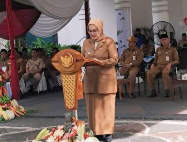 APEL: Pj Bupati Lumajang, Indah Wahyuni, saat sambutan di upacara apel pagi Harjalu di Kantor Pemkab Lumajang. (foto: Asmadi).